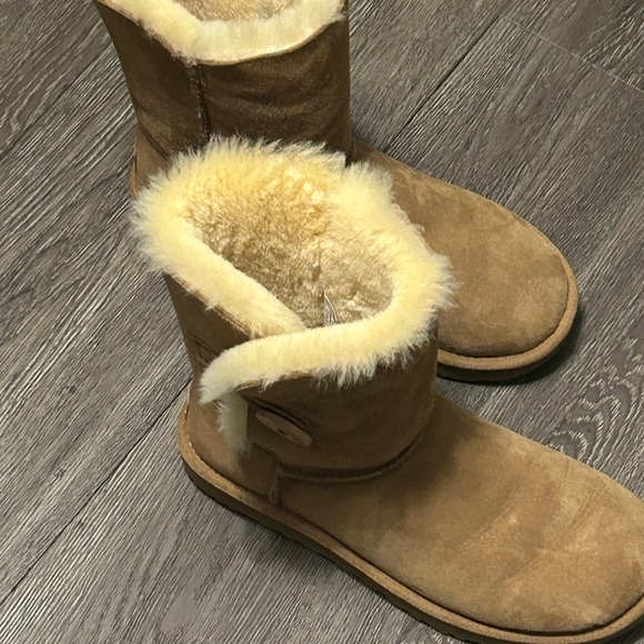 UGGs - Picture 2 of 4